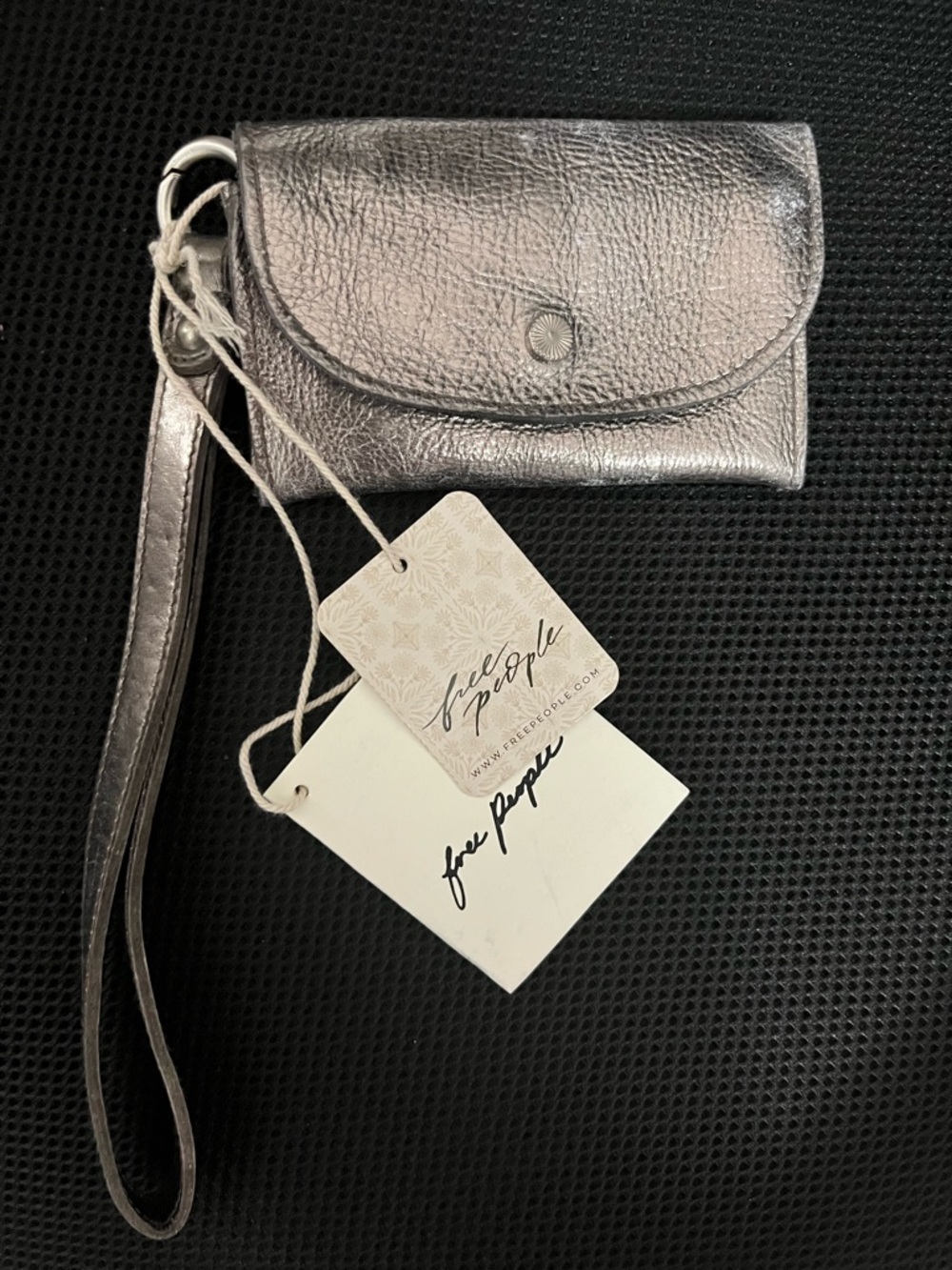 881. FREE PEOPLE Leather small Bag/ Wristlet in Metallic NWT $38